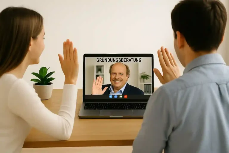 Gründungszuschuss und Coaching Zwei Personen winken dem Coach auf einem Laptop-Bildschirm zu, Pflanze im Hintergrund.